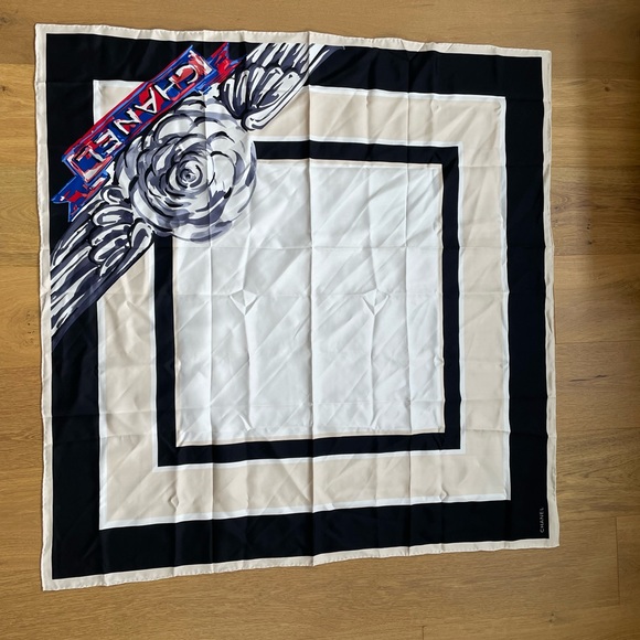 Square scarf - Picture 4 of 4